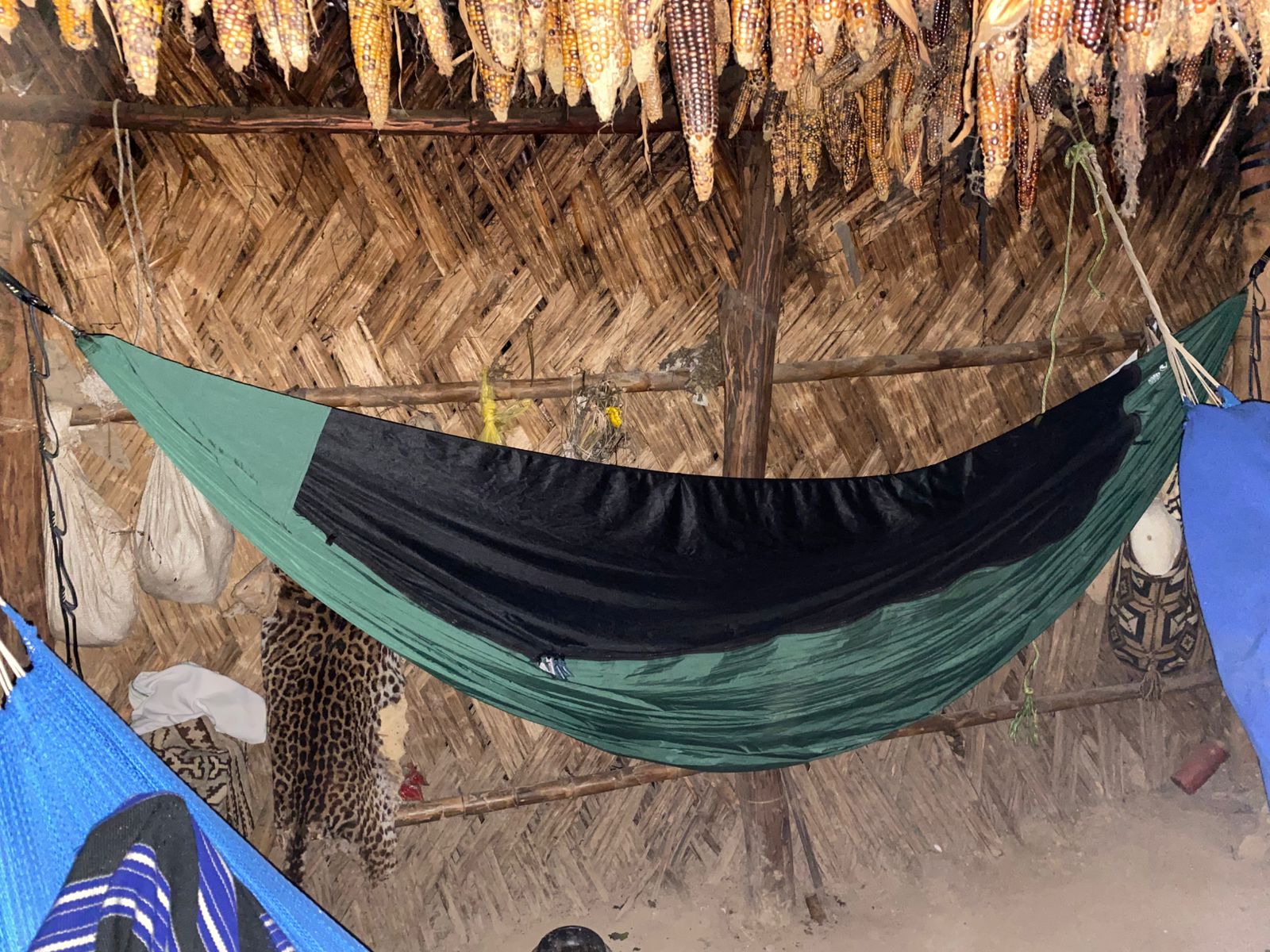 Hamaca con mosquitero en un refugio tradicional